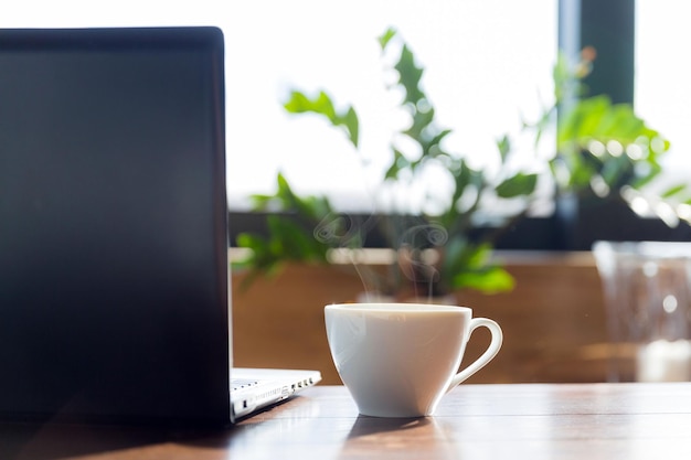 Taccuino aperto e caffè sul tavolo