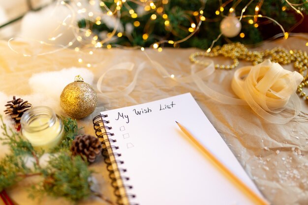 Taccuino con testo la mia lista dei desideri del 2021 Decorazione natalizia dorataLuci di Capodanno ramo di abete