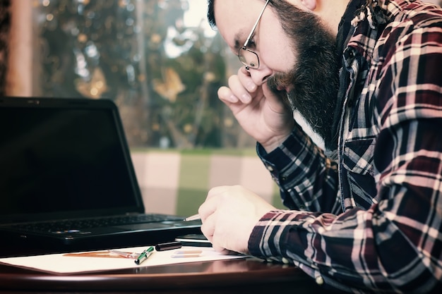 Taccuino da lavoro uomo barbuto