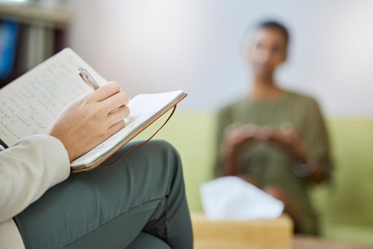 Foto taccuino del terapista della terapia e aiuto all'ascolto della donna e supporto del problema di salute mentale e appunti di scrittura consulenza psicologica e analisi della revisione dello psicologo e consultazione del paziente o della persona