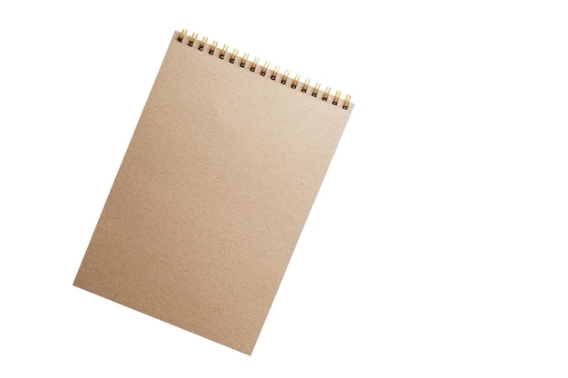 Taccuino in bianco con la carta dell'avviso isolata sul ritaglio bianco del fondo.
