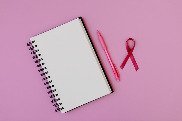 Taccuino in bianco su sfondo rosa