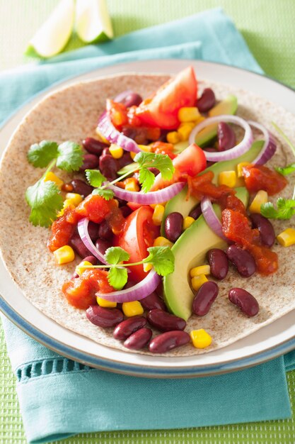 Taco vegano con verdure, fagioli e salsa