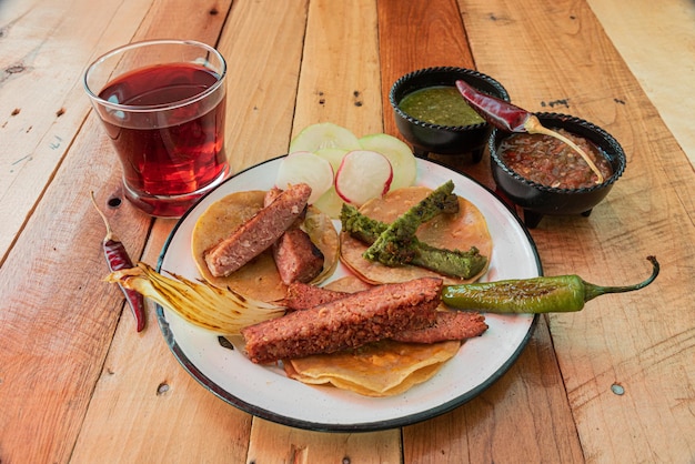 Tacos chorizo messicani tradizionali in tavola di legno