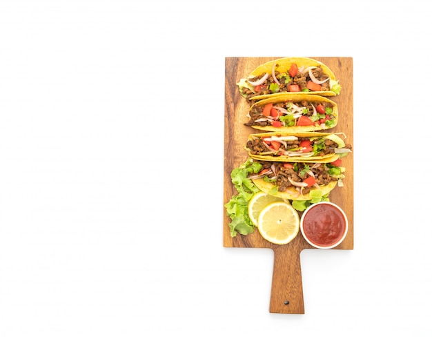 tacos con carne e verdure isolate