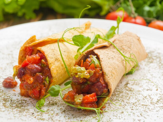 tacos con carne e verdure su un piatto