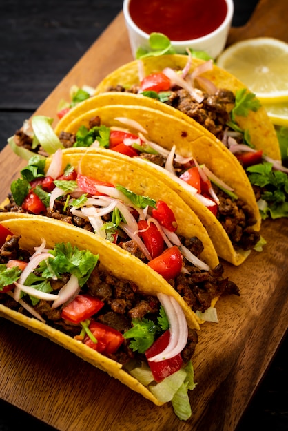 tacos con carne e verdure