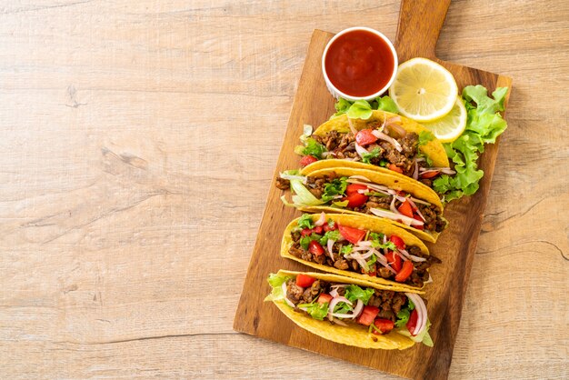 tacos con carne e verdure