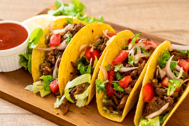 tacos con carne e verdure