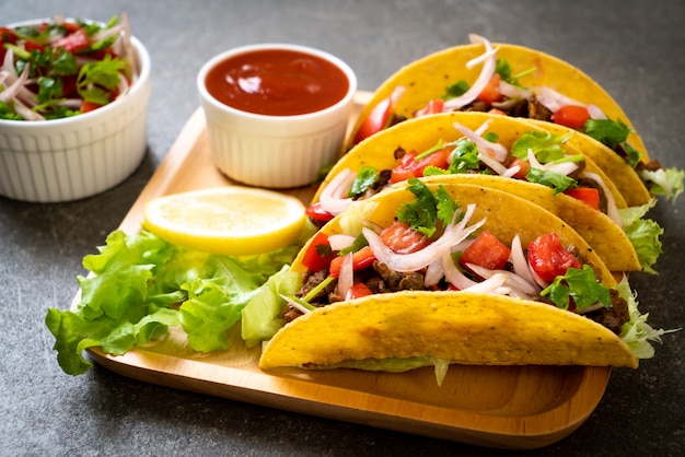 tacos con carne e verdure