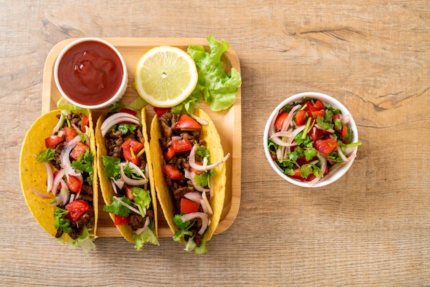 tacos con carne e verdure