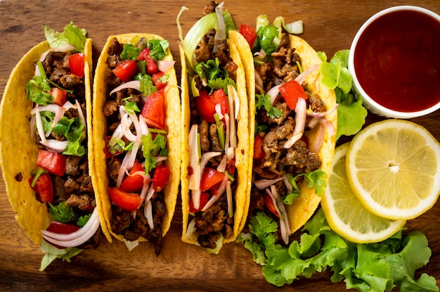 tacos con carne e verdure