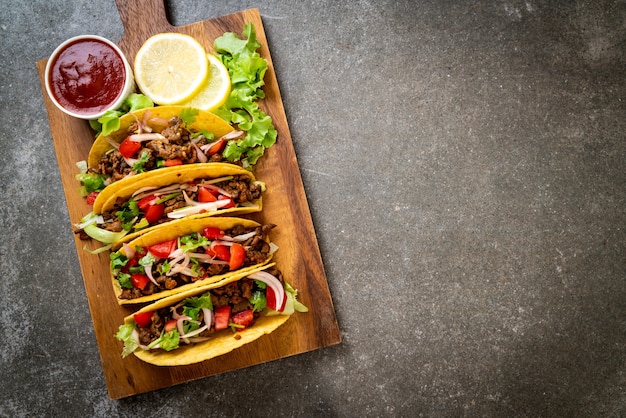 tacos con carne e verdure