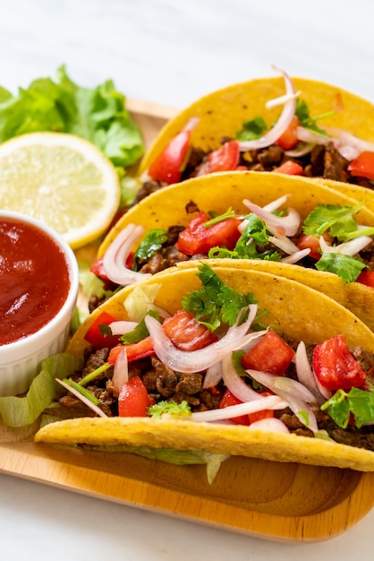 tacos con carne e verdure