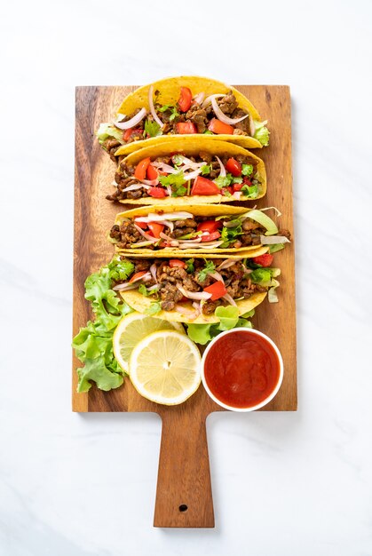 tacos con carne e verdure