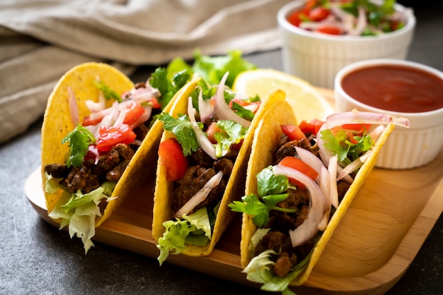 tacos con carne e verdure