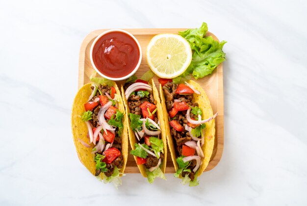 tacos con carne e verdure