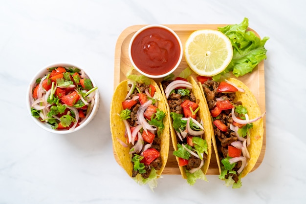 tacos con carne e verdure