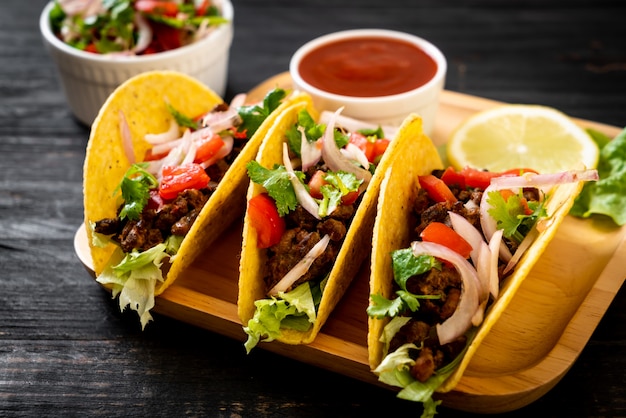 tacos con carne e verdure