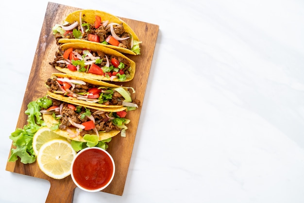 tacos con carne e verdure