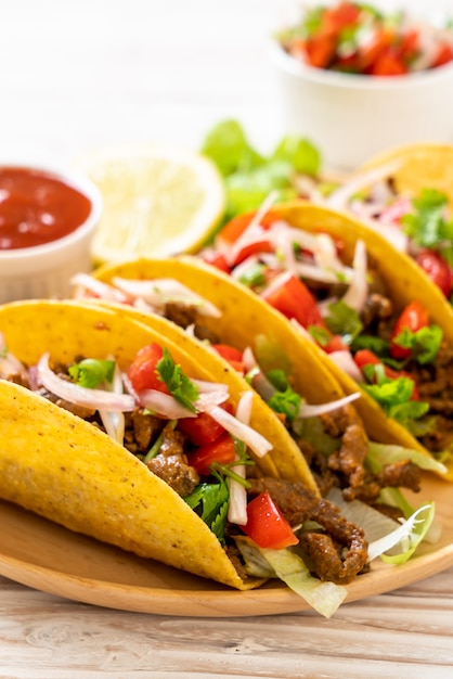 tacos con carne e verdure