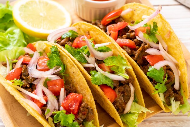 tacos con carne e verdure