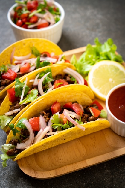 tacos con carne e verdure