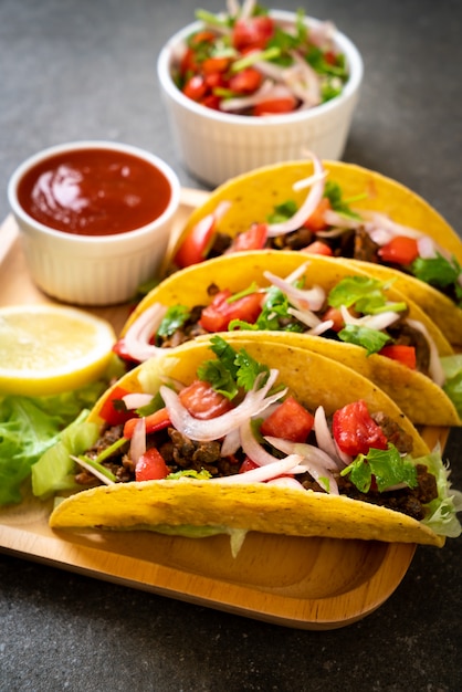 tacos con carne e verdure