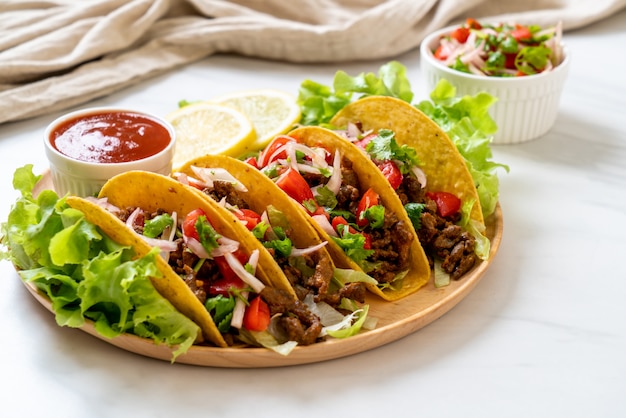 tacos con carne e verdure