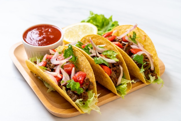 tacos con carne e verdure