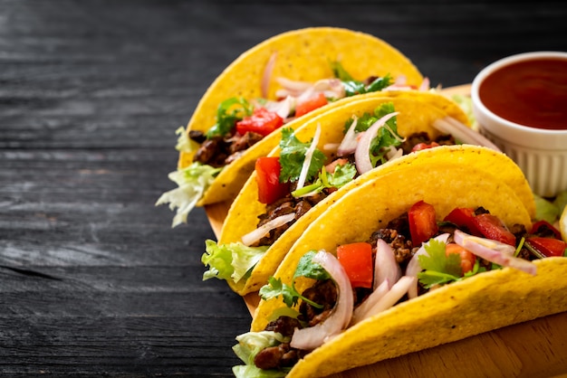 tacos con carne e verdure