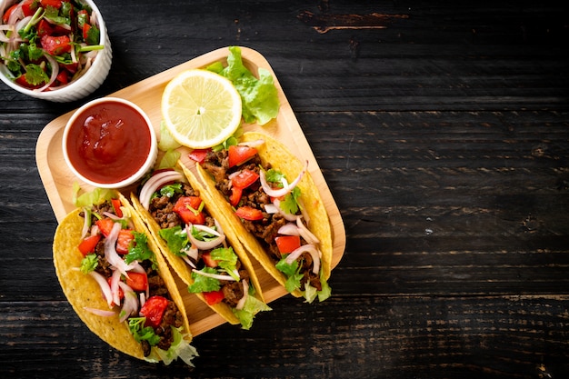 tacos con carne e verdure