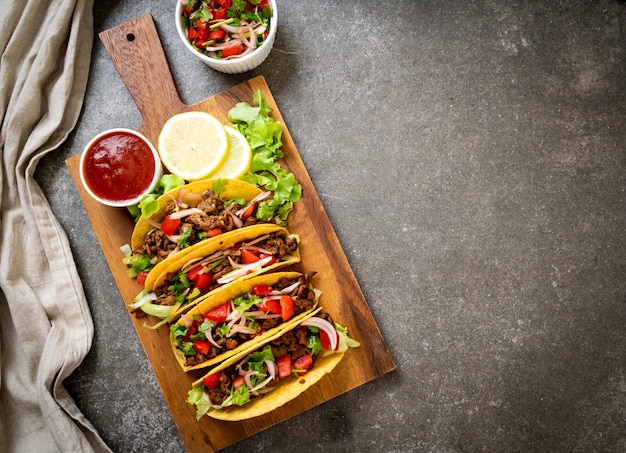 tacos con carne e verdure