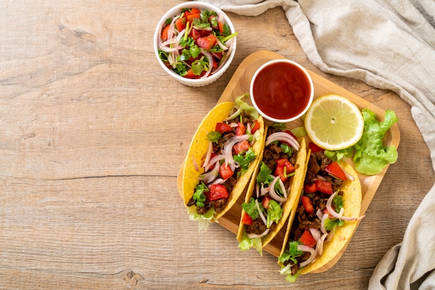 tacos con carne e verdure