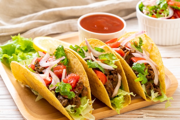 tacos con carne e verdure