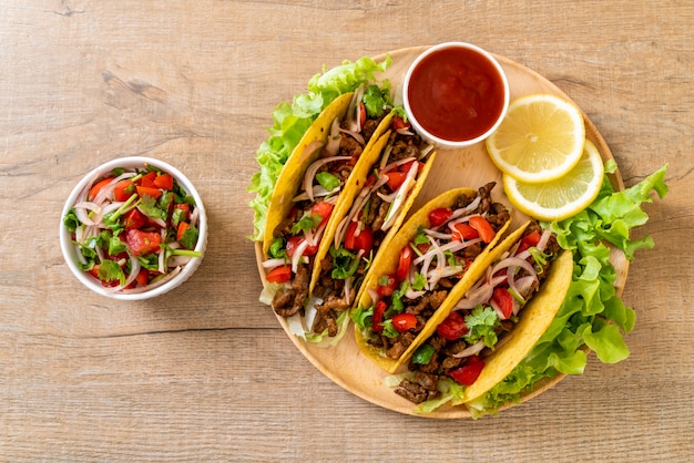 tacos con carne e verdure