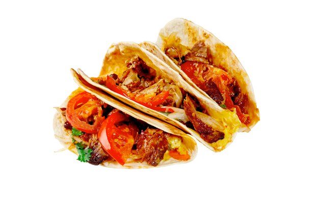 Tacos con costolette cipolle sottaceto pomodori freschi e salse isolate su bianco