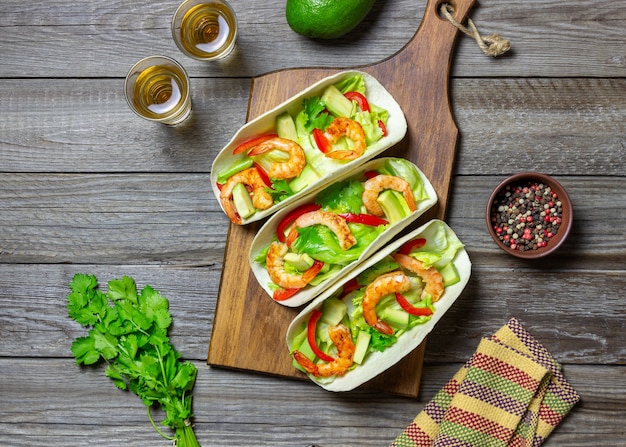 Tacos con gamberi, avocado e insalata. Cibo messicano.