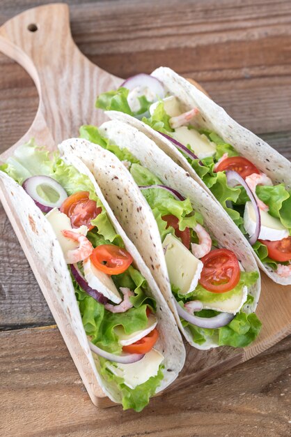 Tacos con gamberi, brie e verdure fresche