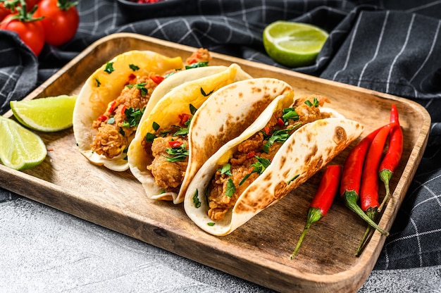 Tacos con pollo croccante, prezzemolo, formaggio e peperoncino