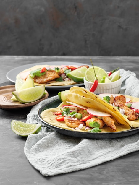 Tacos con pollo, verdure e lime sul tavolo. Copia spazio.