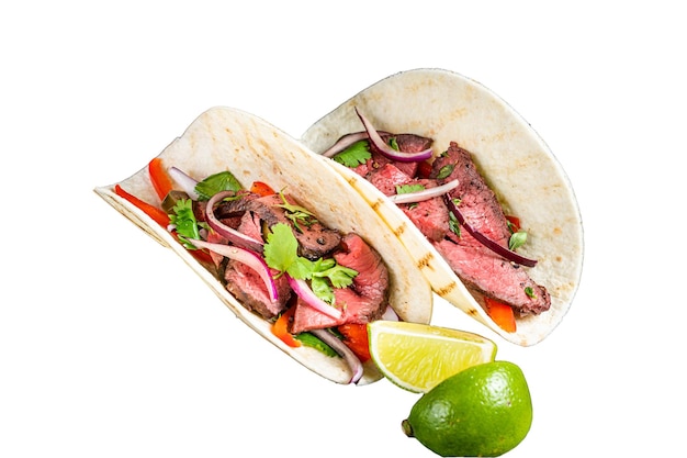 Tacos di bistecca messicana con carne di manzo coriandolo salsa verde jalapenos e cipolla isolato su sfondo bianco