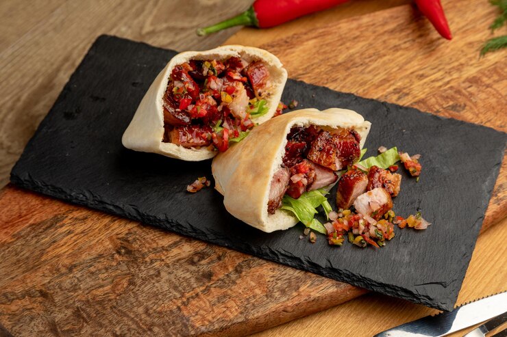 Tacos di carne con carne macinata e verdure. un piatto tradizionale