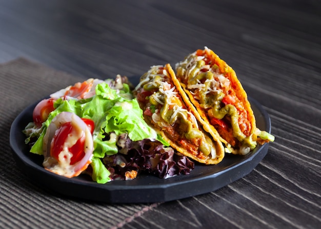 Tacos di manzo macinato Conchiglie con insalata