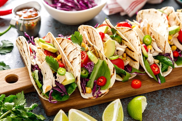 Tacos di pollo con carne alla griglia, insalata di verdure fresche di avocado e salsa di salsa