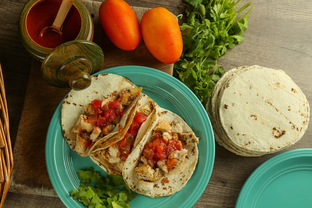 Tacos di pollo e ingredienti su un tavolo