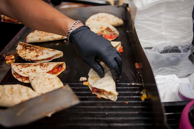 Tacos freschi Chef che cucina il burito messicano Cuocere la preparazione del delizioso burito messicano in cucina