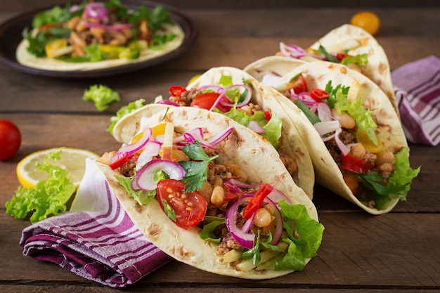 Tacos messicani con carne, fagioli e salsa