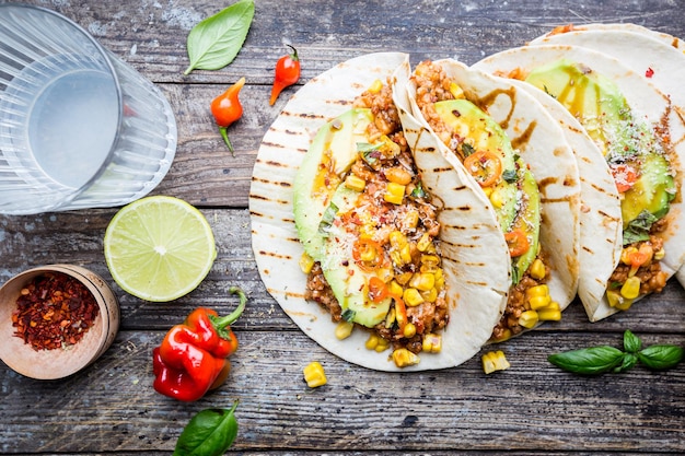 Tacos messicani con carne, fagioli, mais e salsa Vista dall'alto