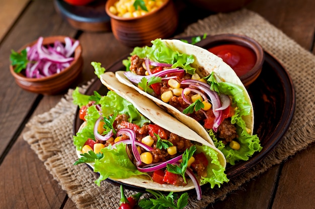 Tacos messicani con carne, verdure e cipolla rossa